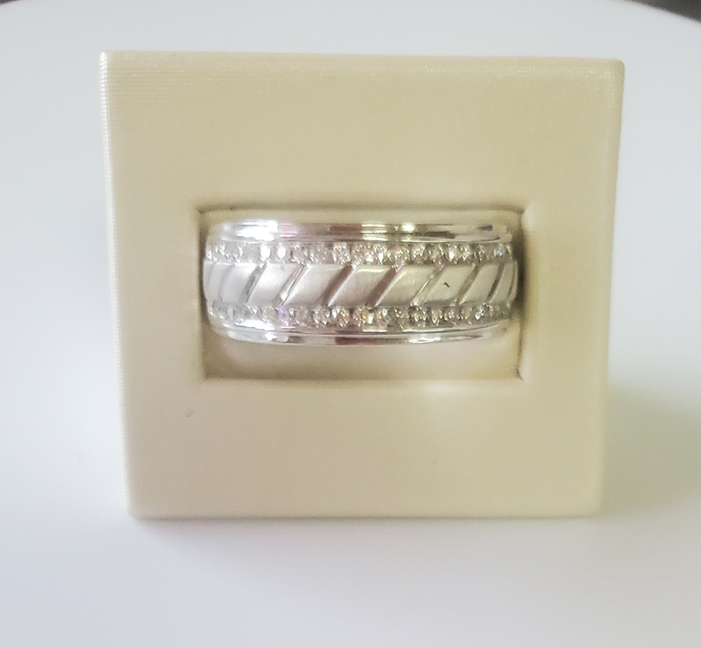 Gent's White Gold Diamond Band